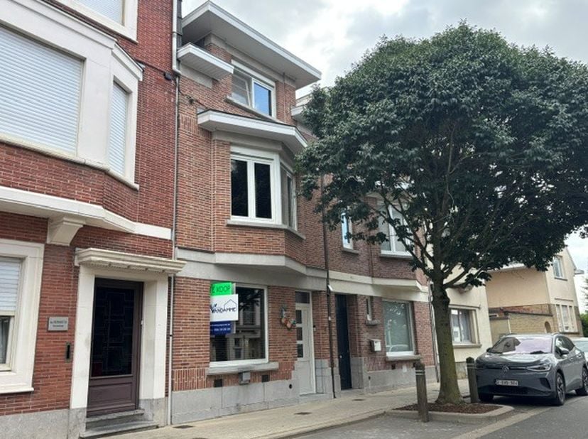 Perfect onderhouden, rustig gelegen woning met 3 slaapkamers (4 mogelijk) en tuinterras op een steenworp van het Albertpark en de Leieboorden (Het vol