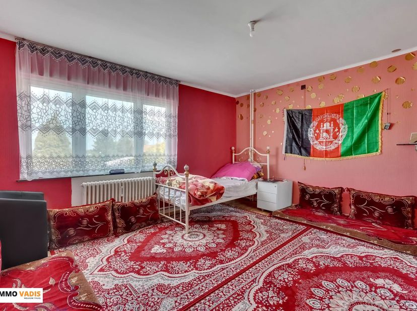 Het appartement is zeer goed onderhouden en werd recent voorzien van volledig nieuw buitenschilderwerk.<br />
Binnenin beschikt het appartement over v