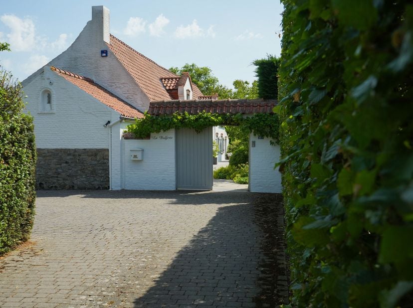 Verscholen aan het einde van een private oprit, in een rustige en groene omgeving, combineert deze gerenoveerde langgevelhoeve de charme van het verle