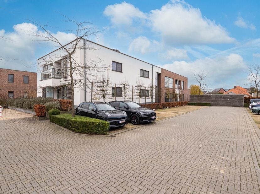 Stijlvol appartement met 2 slaapkamers in hartje Hoogstraten<br />
In het bruisende centrum van Hoogstraten, op wandelafstand van winkels, horeca en o