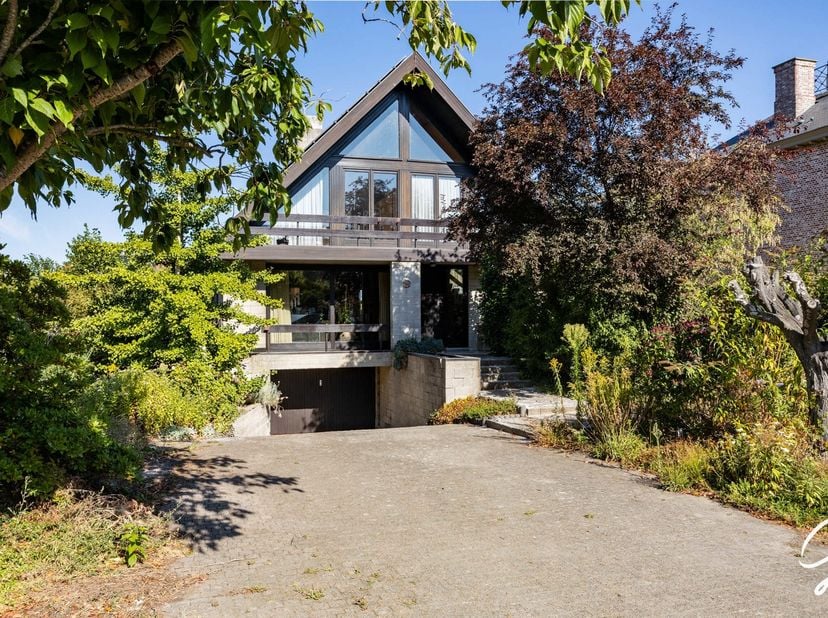 Prachtige architectenwoning met 4 slaapkamers, ruime garage en tuin.<br />
Deze alleenstaande woning biedt een aangename combinatie van ruimte, licht