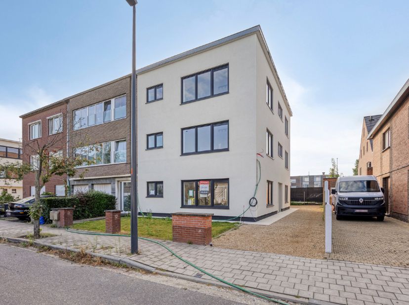 In een kleinschalige residentie met slechts drie appartementen bevindt zich dit bijzonder lichtrijke appartement op de tweede verdieping. Dankzij de h