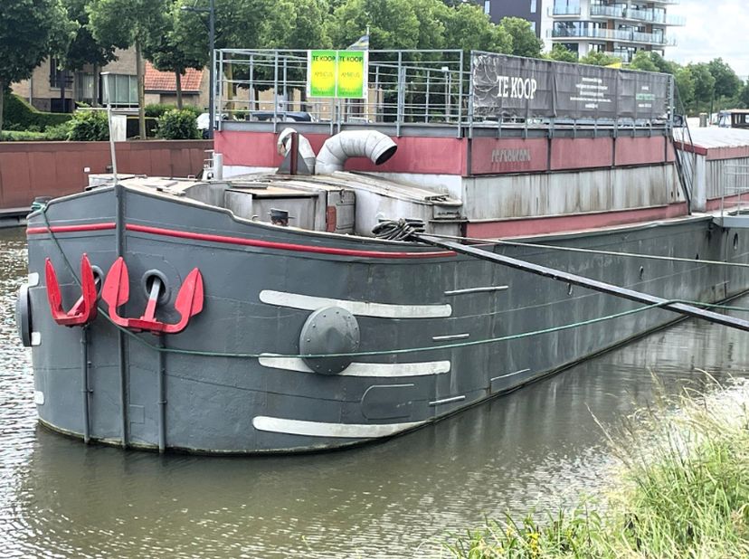 <br />
	prachtig schip met vergunde ligplaats op toplocatie<br />
	bouwjaar 1942<br />
	gekeurd bij droogstaand onderzoek door Euroclass in april 2021
