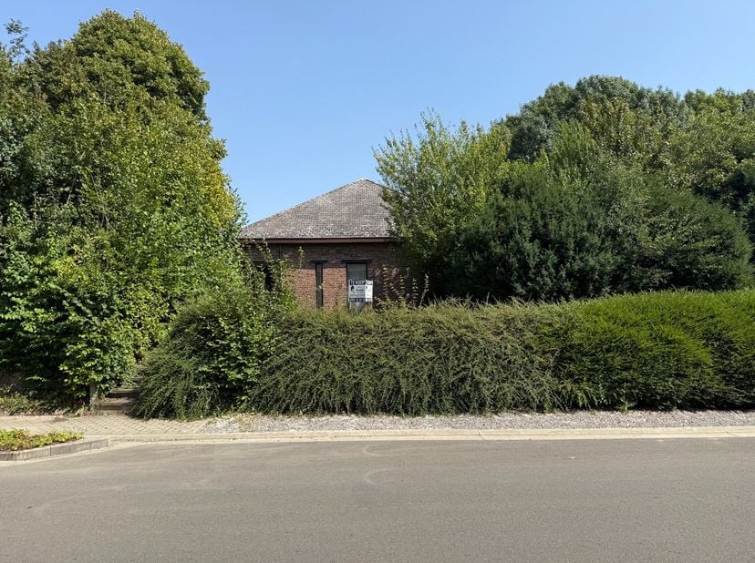 Rustig gelegen woning midden in het groen - volledig privé.<br />
<br />
Op een prachtig perceel van 39 are, volledig omgeven door groen en privacy, b