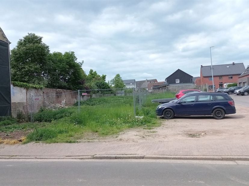 Het perceel bouwgrond, gelegen op de hoek van de Parochiestraat en Theodoor de Schryverstraat in Denderleeuw, heeft een totale oppervlakte van 12 are
