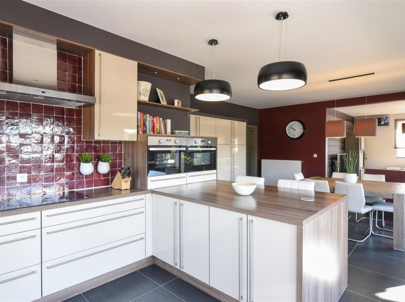 In de rustige dorpskern van Millen bevindt zich dit luxueus afgewerkte duplex-appartement met een riante woonoppervlakte en zonrijk terras. Ook de lig