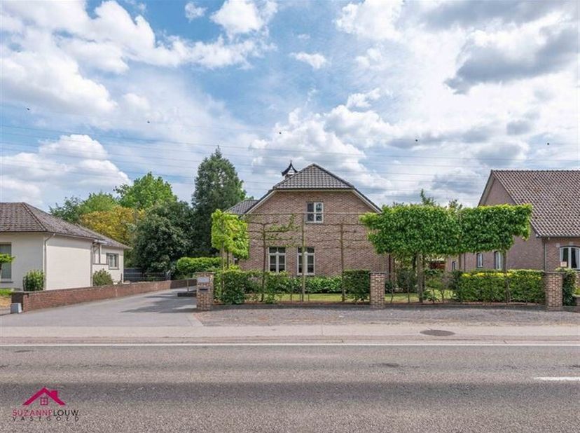 Hoogwaardig afgewerkte, landelijke villawoning met riante vrijstaande garage en ruime zuid gerichte tuin, omgeven door groen!<br />
Troeven<br />
- Ru