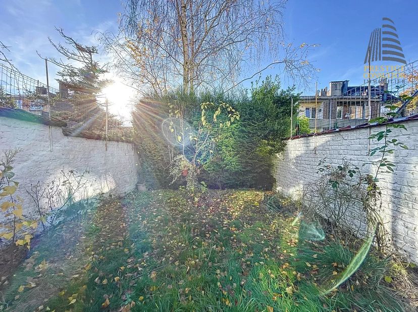 ANDERLECHT - REF: 7313143 - BELLE MAISON UNIFAMILIALE AMENAGEE EN DEUX APPARTEMENTS AVEC JARDIN !!!<br />
Nous vous proposons à la vente, cette belle