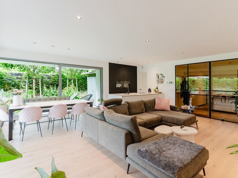 LIGGING<br />
Gelegen in een aangename, doodlopende en residentiële straat in Destelbergen, biedt dit appartement een uitstekende combinatie van rust,