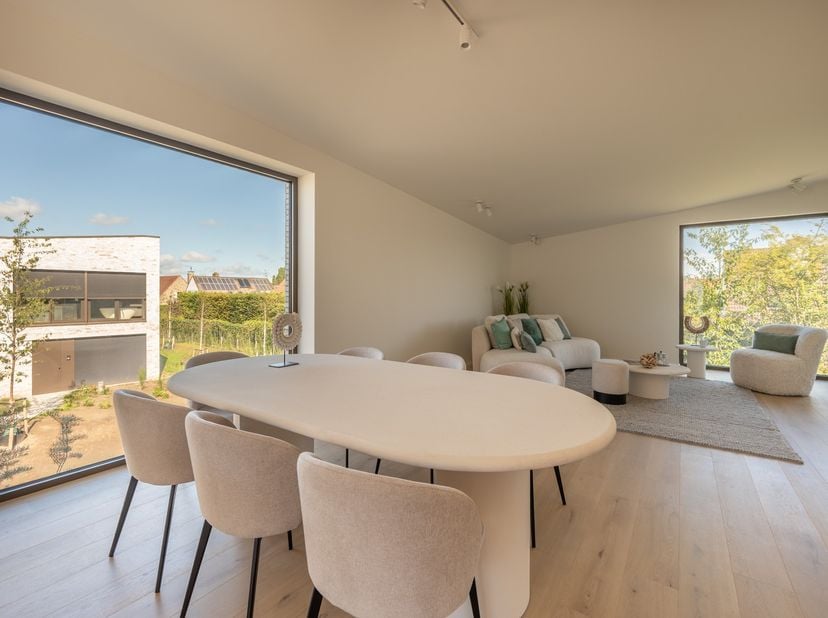Deze moderne hoekwoning maakt deel uit van het woonproject Kalvekeet, een autovrij domein aan de rand van Knokke. U woont hier rustig en groen, met he