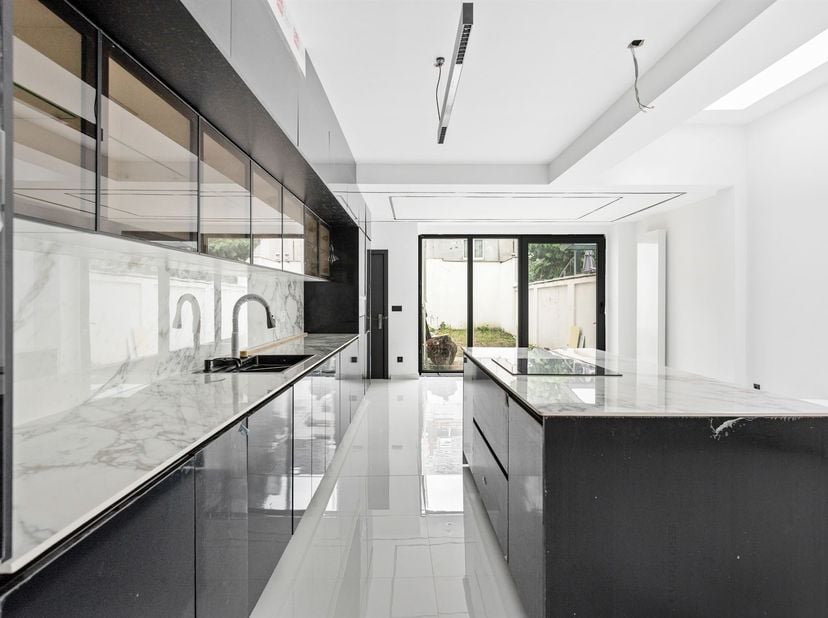 Maison rénovée de 4 chambres dans une rue calme<br />
<br />
Situation : Découvrez cette propriété dans la Pollepelstraat, une rue calme d'Anvers. A