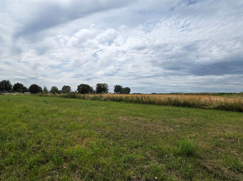Joli terrain à Bâtir, situé au calme dans le village de Rumes.<br />
<br />
Celui-ci est situé en zone d'habitat à caractère rural.<br />
<br />
F