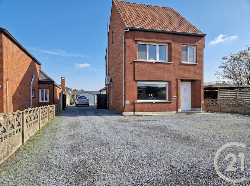 Bent u op zoek naar een instapklare woning op een centrale ligging? Dan is deze gerenoveerde woning precies wat u zoekt!<br />
Gelegen in de nabijhei