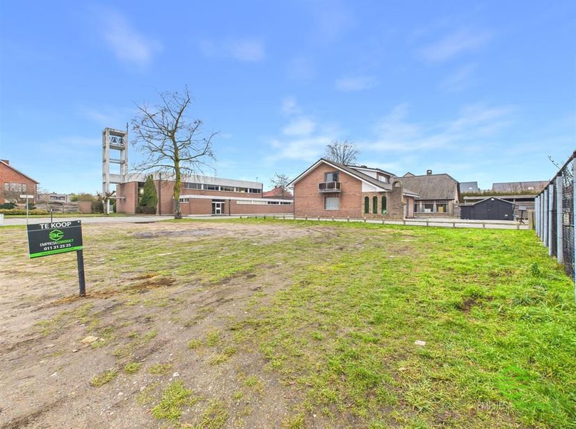 In de rustige Heikensstraat te Zonhoven bevindt zich dit perceel bouwgrond van 5a 06ca, geschikt voor het realiseren van een open bebouwing.<br />
Het