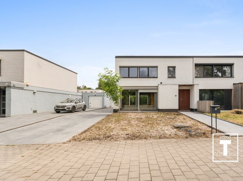 Gelegen te Merelbeke Flora. Ruime halfopen bebouwing met aangename tuin en garage. Indeling: via de oprit begeven we ons naar de voordeur. Inkomhal me