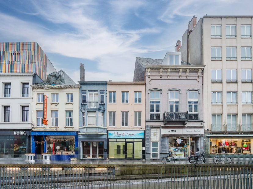 Dit handelspand biedt tal van mogelijkheden voor diverse commerciële activiteiten en is praktisch ingedeeld met aandacht voor functionaliteit en stock