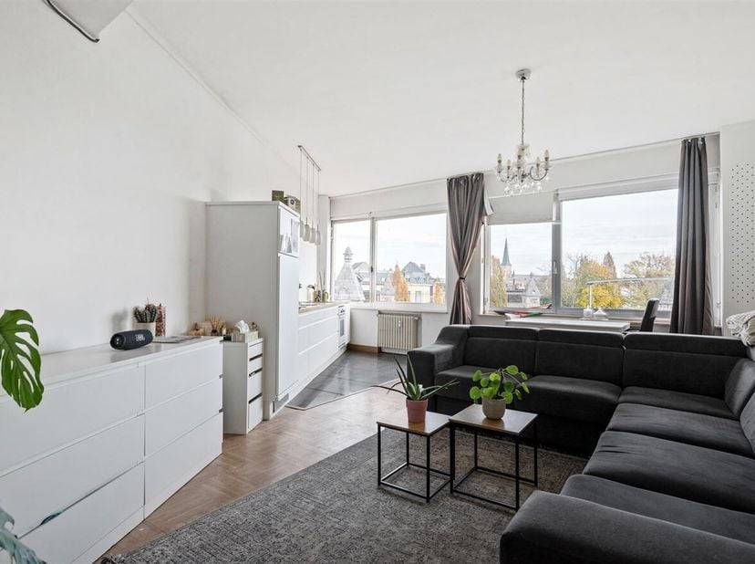 Openhuizendag op zaterdag 13 juni van 12u30-13u30<br />
Locatie: Dit appartement te koop is gelegen op de Mercatorstraat tussen het Centraal Station e