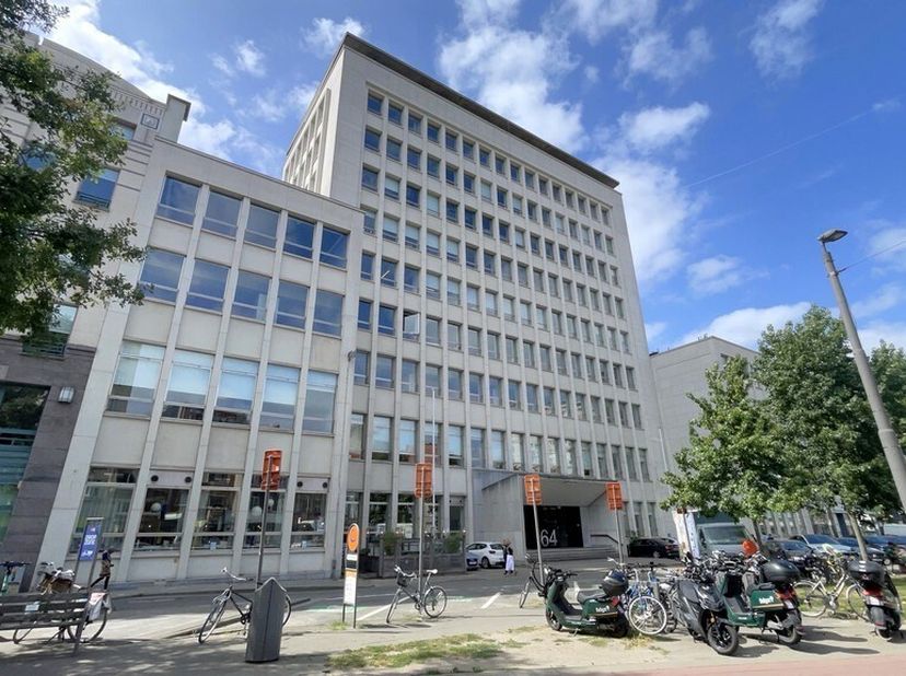 696m² de bureaux aménagés avec élégance au sixième et septième étage (divisible en 161m² + 535m² de bureaux) dans l'emblématique immeuble de bureaux W