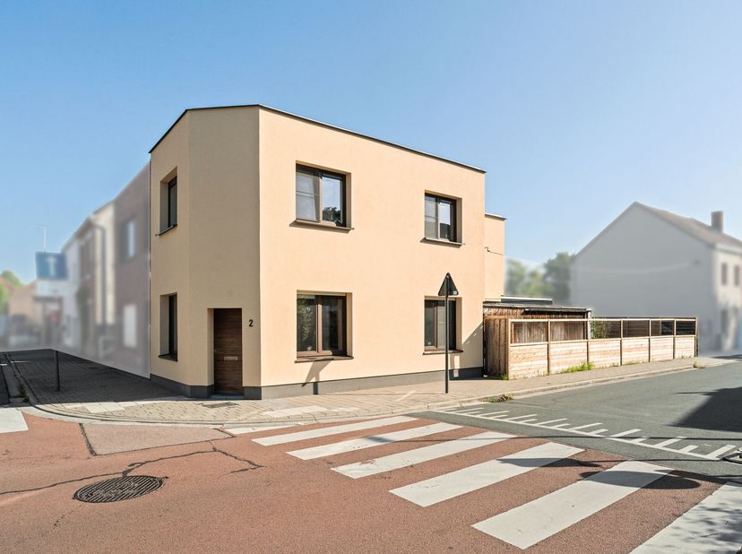 Deze hoekwoning bevindt zich op de hoek van Puigem en de Wolfputstraat, op een centrale locatie in Oostakker. Dankzij de nabijheid van de dorpskern, h
