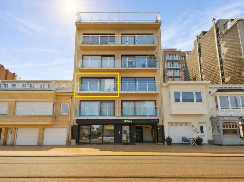 Centraal gelegen bevindt zich dit verzorgd appartement op de tweede verdieping, ideaal als vaste woonst, tweede verblijf of investering. Het apparteme