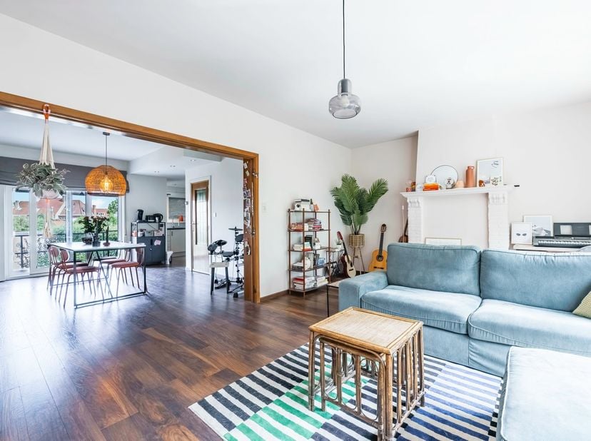 Op zoek naar een verzorgde woning waar u meteen kunt intrekken? Deze instapklare bel-etagewoning combineert ruimte, comfort en een rustige, groene lig