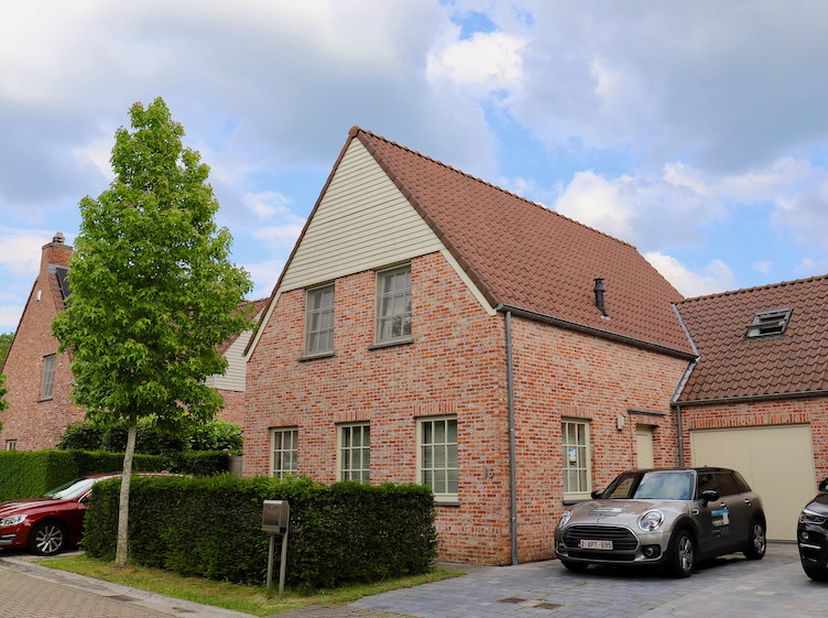 IN OPTIE<br />
Deze magnifieke halfopen woning geniet van een uitstekende ligging, vlakbij de op- en afrit van de E40 en met een vlotte verbinding naa