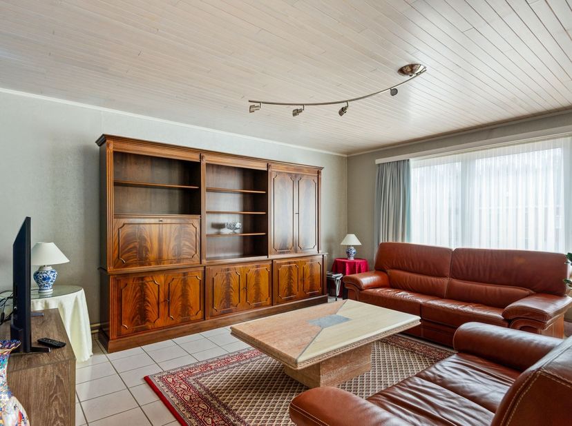 Ce spacieux appartement est situé dans la Driegaaienstraat à Saint-Nicolas, au sein d'un immeuble d'appartements soigné et à taille humaine. Grâce à s