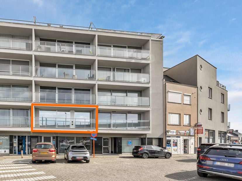 Voor meer info of een bezoek, bel 053 59 49 32 - Rechtover het station van Denderleeuw bevindt zich dit ruim en lichtrijk appartement op de eerste ver
