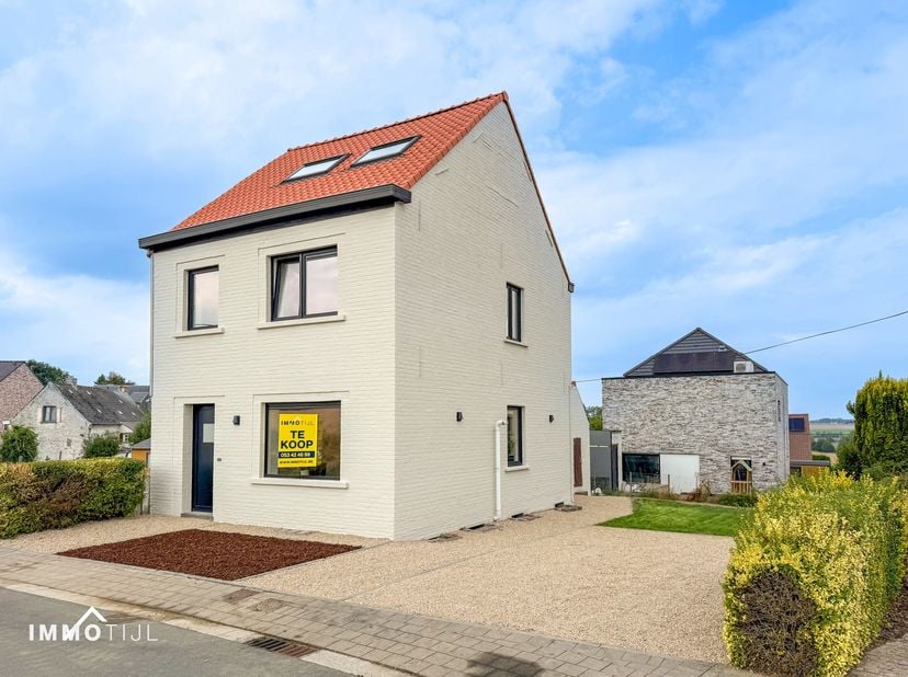 Deze rustig gelegen en recent gerenoveerde halfopen woning combineert een aangename woonomgeving met een prachtig uitzicht en een comfortabele indelin