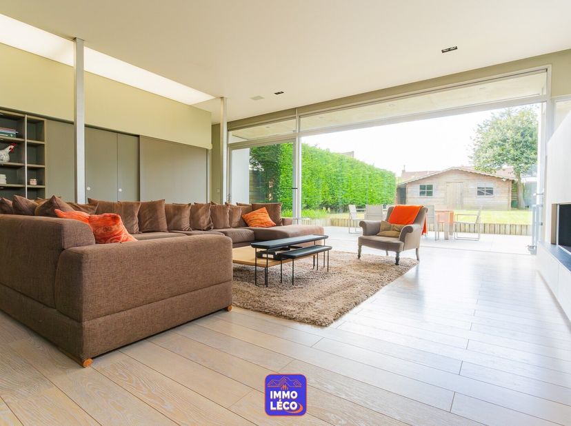 Idéalement située en plein cur du centre-ville, cette maison de style loft séduit immédiatement par ses volumes généreux dont une surface habitable de