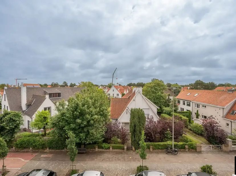 Prachtig gerenoveerd, lichtrijk appartement met open zichten over de villa's, op wandelafstand van winkels en zee. Indeling: inkomhal met gastentoilet