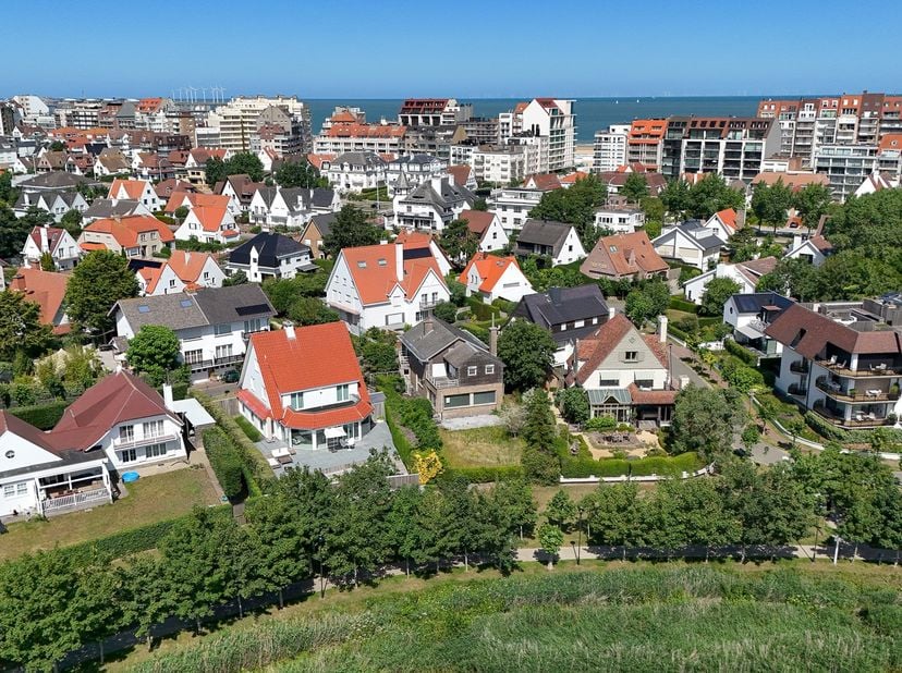 Uniek aanbod: gelegen op een uitzonderlijke locatie in het hart van Knokke, met een prachtig frontaal zicht op het Zegemeer, bevindt zich deze te reno