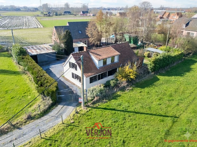 Deze karaktervolle, te renoveren, woning met bijzonder veel mogelijkheden is gelegen op een vlot bereikbare locatie in de Bruggestraat te Ingelmunster