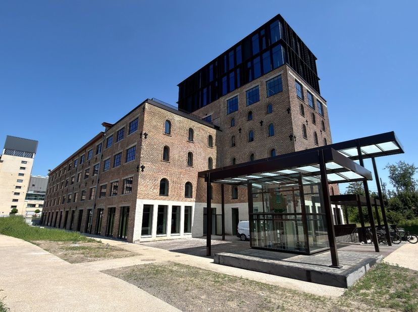 405m² nieuwbouw kantoren op het gelijkvloers<br />
Ligging: in Malt district tussen de Postzegellaan en de Leuvense Vaart in Mechelen-Zuid, vlakbij he