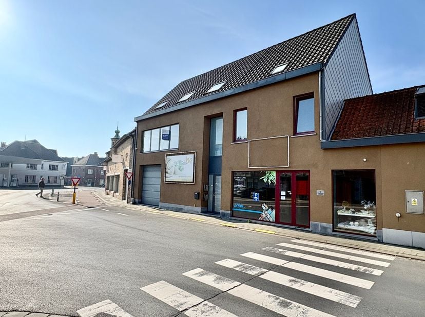 Welkom bij deze unieke eigendom, waar u wonen, werken en opslag perfect kunt combineren!<br />
Dit multifunctioneel gebouw, die momenteel ingedeeld is