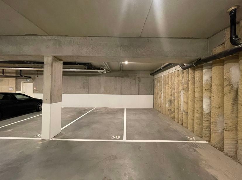 ANDERLECHT - A proximité de la gare de l'Ouest avec accès aisé vers les grands axes et les transports (Métro Aumale et Jacques Brel), EMPLACEMENT DE P