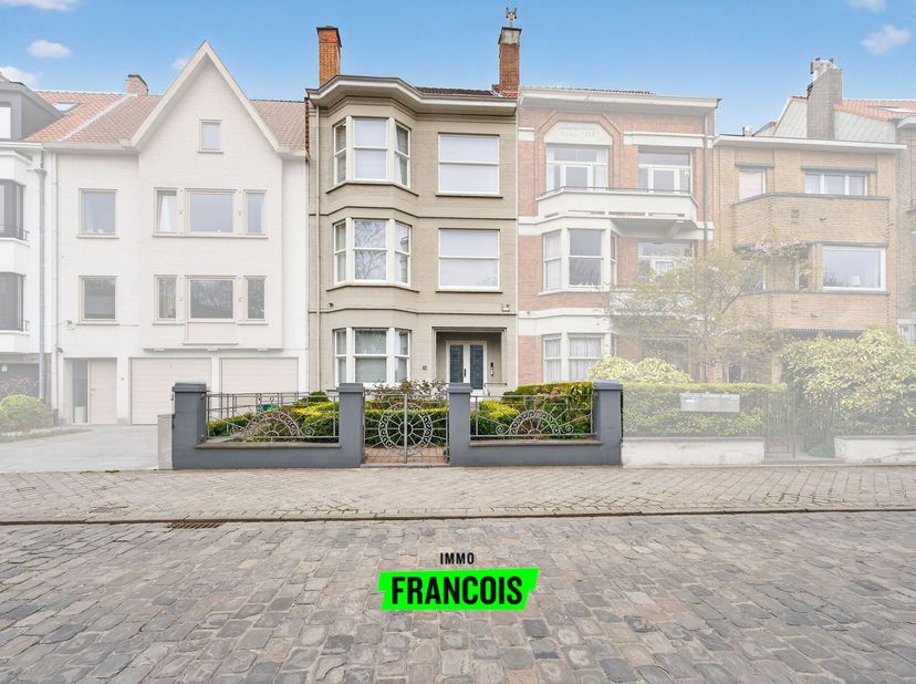 Deze karaktervolle herenwoning is gelegen langs de Prinsenlaan te Oostende. Te midden de Belle Epoquewijk komt dit pand volledig tot zijn recht. In de