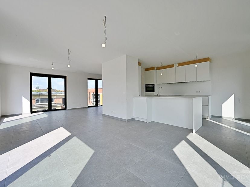 Welkom in deze uitzonderlijke penthouse - centraal gelegen nabij de Grote Markt van Ronse – een zeldzame combinatie van luxe, ruimte en locatie die ee