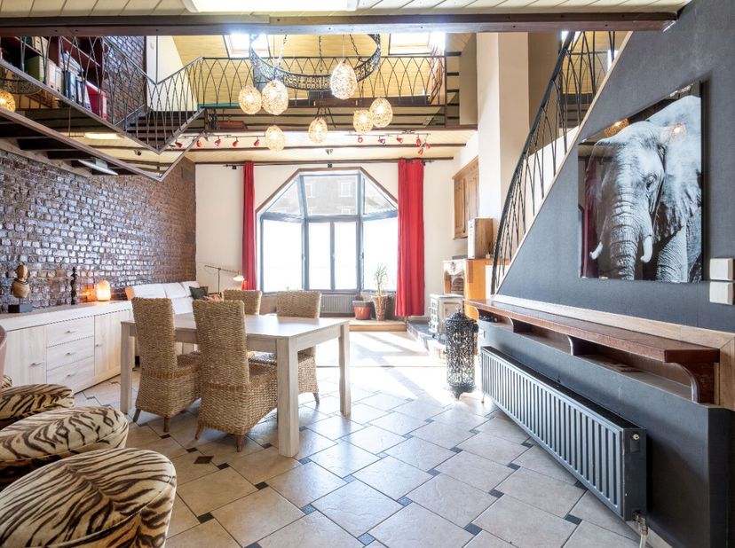 ERA B-LUX biedt u dit pand aan, ideaal gelegen in Bastogne, vlak bij het stadscentrum.Dit pand bestaat uit een commerciële begane grond met uitstekend