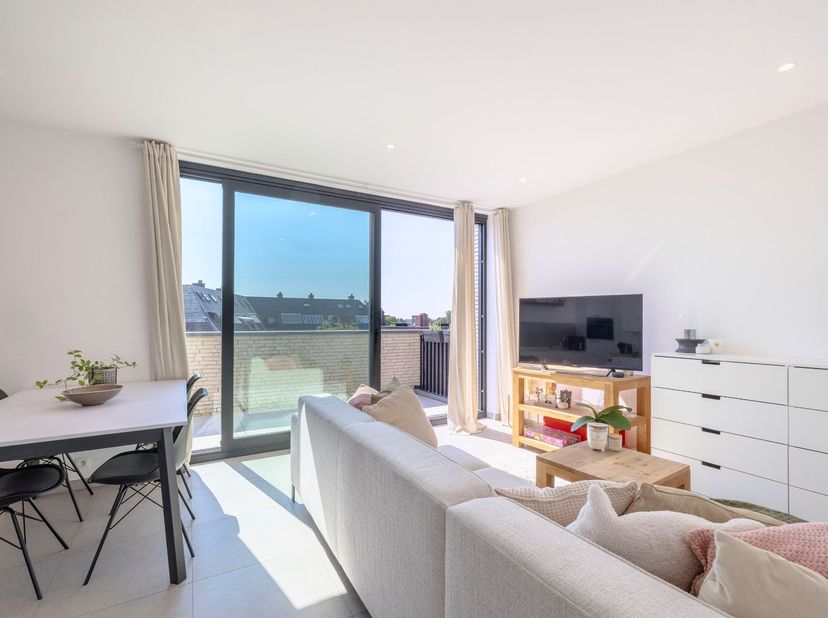 Zoekt u een modern en instapklaar dakappartement met lift en 2 ruime terrassen? Dan is dit recent appartement (2021) op de derde verdieping zeker iets