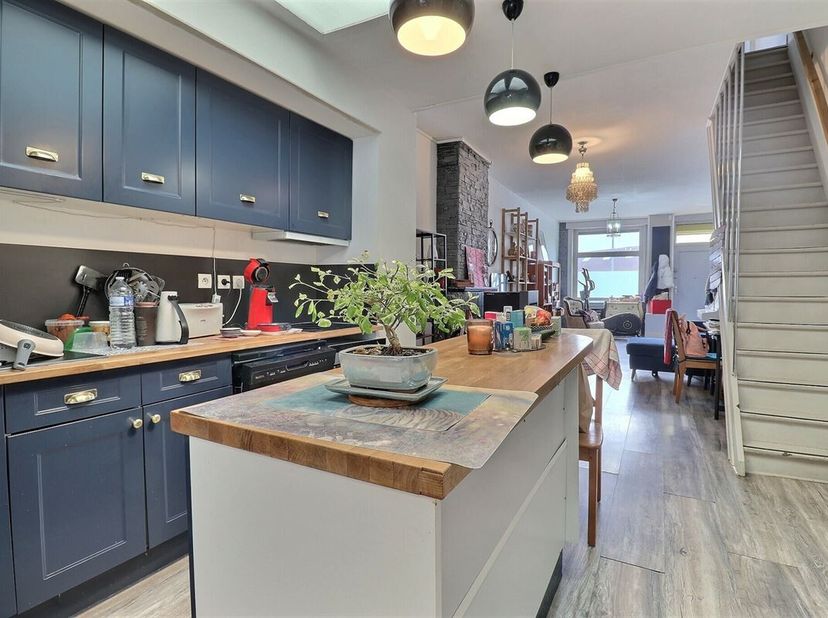 Jolie maison de ville comprenant, au rez-de-chaussée : séjour lumineux ouvert sur une cuisine semi équipée, salle à manger, WC séparé, terrasse et jar
