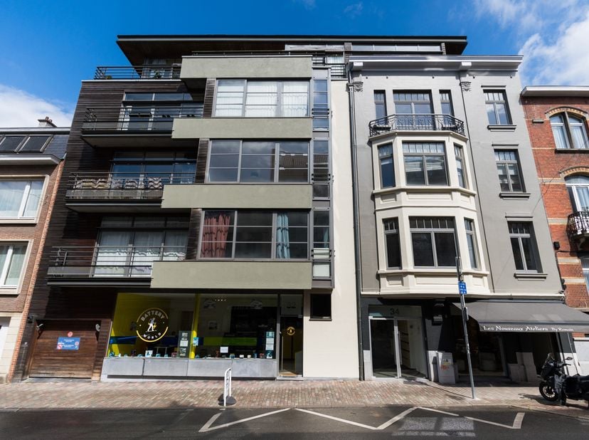 UCCLE, à la limite d’Ixelles, situé entre la prestigieuse Avenue Molière et la Rue Edith Cavell, lumineux STUDIO de 45m² (surface PEB). Lumineux espac