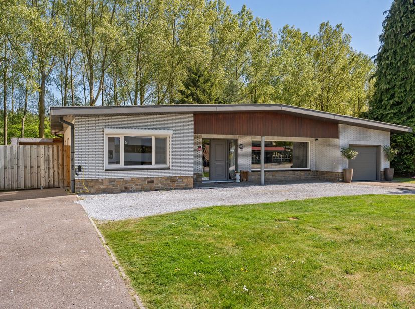 De woning ligt op een boogscheut van de Nederlandse grens. Dit maakt de locatie niet alleen ideaal voor grenspendelaars, maar zorgt ook voor een vlott