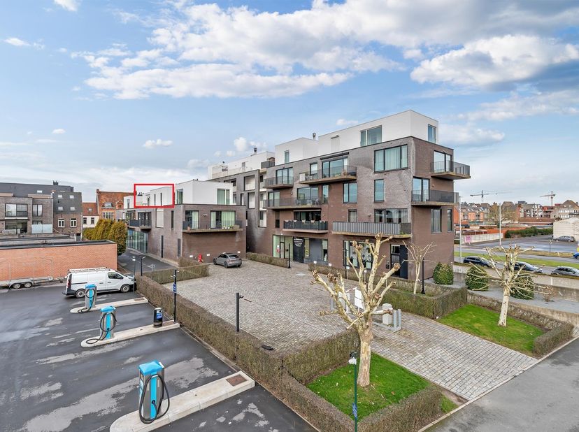 Dit ruime en instapklare appartement van bouwjaar 2009 is gelegen in de Volhardingslaan te Petegem-aan-de-Leie, op wandelafstand van winkels, openbaar