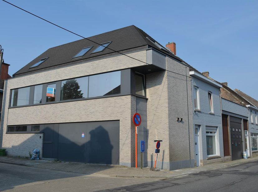 Prachtig nieuwbouw duplex appartement met ideale ligging, vlakbij markt Lede. Indeling 1ste verdieping: vestiaire, apart toilet, mooie woonkamer met v
