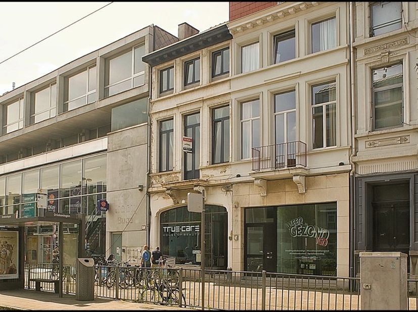 Bent u op zoek naar een ruime woning met een uitstekende bereikbaarheid? Dan is deze charmante gezinswoning zeker een bezoek waard!<br />
<br />
De wo