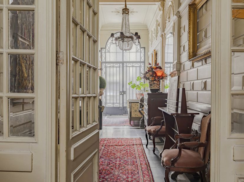 Situé dans une maison de maître néo-éclectique datant de 1875, « DE BARON » est une chambre d’hôtes de caractère où l’élégance historique et le confor