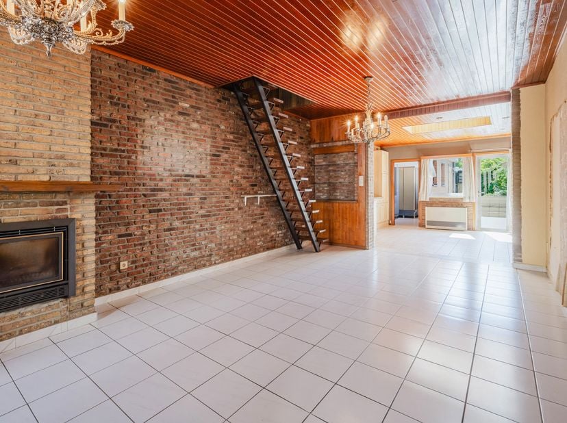 Met een uitstekende Mobiscore van 9,3/10 geniet u hier van een ideale combinatie van bereikbaarheid en natuur.<br />
LIGGING<br />
Deze woning bevindt