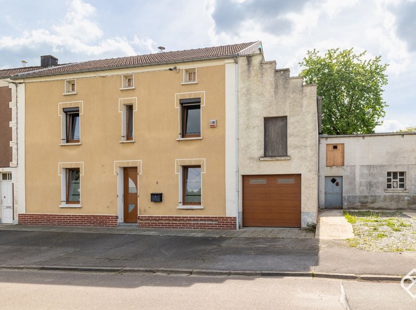 Julietimmo a le plaisir de vous proposer cette grande maison 3 façades idéalement située dans le charmant village de Chenois, commune de Virton. A 5 m