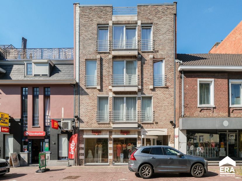 artement in het centrum van Genk met zuidgericht terras en vrij uitzicht.Dit appartement is gelegen in het hart van Genk, vlak bij scholen, openbaar v